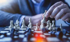 Gambit królowej co to znaczy? Odkryj jego znaczenie i strategię w szachach