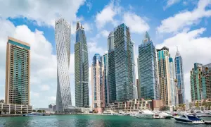 Nowoczesne wieżowce Dubaju nad wodą. Zastanawiasz się, ile trwa lot z Polski do Dubaju?