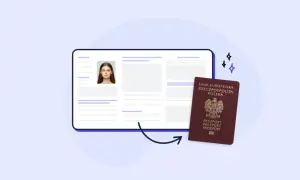 Elektroniczny formularz z danymi i zdjęciem, obok polski paszport. Ułatwia to złożenie wniosku o paszport online.