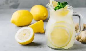 Erfrischende selbstgemachte Limonade mit Zitrone und Minze, bereit zum Genießen.