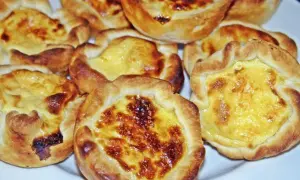 Petits flans dorés, parfaits pour une recette de pasteis de nata maison. Croustillants et crémeux, un délice !