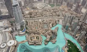 Widok z góry na Dubaj, z dominującym budynkiem Emaar, który jest częścią krajobrazu najwyższego budynku świata.