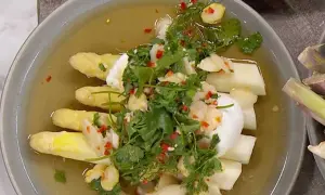 Vit sparris i en buljong med chili, vitlök och koriander. Ett enkelt och gott vit sparris recept.