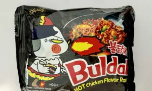 Opakowanie Buldak Ramen o smaku kurczaka z płonącym płomieniem i postacią Hoshi.