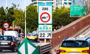 Panneau ZBE à Barcelone, signalant une zone à faibles émissions. Une amende est possible pour les véhicules non autorisés.