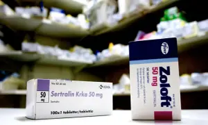 Två förpackningar med antidepressiva mediciner, Sertralin Krka och Zoloft, står på en hylla.