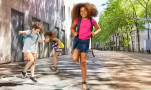 Kinder spielen Fangen und Hüpfkästchen auf dem Schulhof. Tolle bewegungsspiele ohne material!