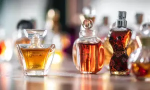 Kolekcja perfum lat 90 damskie: Poeme Lancôme, Dune Dior i inne ikony w szklanych flakonach.