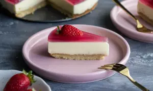 Pyszny sernik z galaretką truskawkową i mascarpone. Czy można połączyć mascarpone z galaretką? Tak, i efekt jest zachwycający!