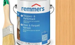 Jaki lakier do schodów dębowych? Puszka lakieru Remmers Stair & Parquet Varnish i pędzel, obok próbka drewna dębowego.