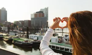 Herzförmige Geste vor Hamburgs Hafen. Ein toller Reisetipp Deutschland für alle, die maritime Städte lieben.
