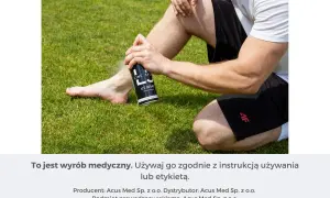 Mężczyzna aplikuje spray przeciwbólowy i przeciwzapalny na nogę siedząc na trawie.