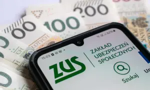 Telefon z aplikacją ZUS na tle polskich banknotów. Ubezpieczenie społeczne w zasięgu ręki.