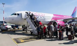 Pasażerowie wsiadają do samolotu Wizzair. Czy to lotnisko na Teneryfie?