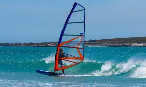 Windsurfing jak zacząć? Kompletny przewodnik dla początkujących