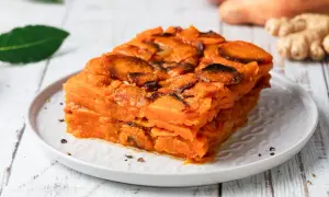 Delizioso tortino di patate dolci, un'idea perfetta per le tue ricette con patate. Strati di patate arrostite con un tocco di zenzero.