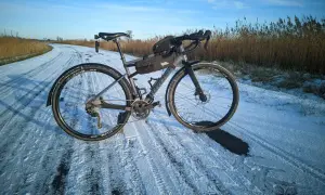 Rower Kross z błotnikami na zaśnieżonej drodze. Jak zamontować błotniki do roweru Kross? To proste, nawet w zimowych warunkach!