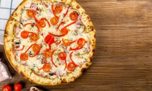 Pyszna pizza z pomidorkami i papryką na cieście na pizzę bez wyrastania. Idealna na szybki obiad.
