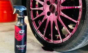 Płyn K2 Roton w akcji – zobacz, czym wyczyścić felgi aluminiowe, by lśniły jak nowe. Różowy środek skutecznie usuwa zabrudzenia.