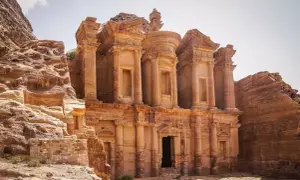 Fassade des Klosters in Petra, Jordanien. Ein beeindruckendes Bauwerk aus Fels gehauen, das an die antike Stadt Amman erinnert.
