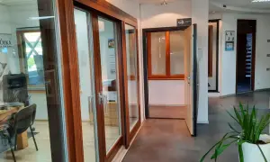 Salon okien i drzwi z ekspozycją drewnianych drzwi przesuwnych i otwartymi drzwiami.
