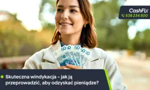 Uśmiechnięta kobieta trzyma polskie banknoty 50 zł. Skuteczna windykacja polubowna to klucz do odzyskania pieniędzy.