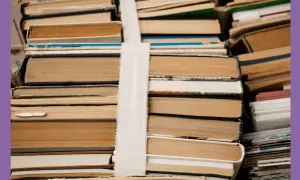 Stosy książek, które czekają na nowe życie. Zastanawiasz się, gdzie oddać niechciane książki? Te mogą trafić do biblioteki lub fundacji.