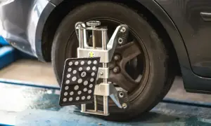 Appareil de mesure de géométrie de voiture fixé à une roue.