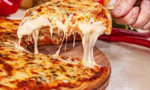 Rozciągający się ser z pizzy, idealny na zdrowy posiłek. Czy zastanawiałeś się nad pizza indeks glikemiczny?