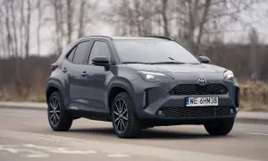 Szary Toyota Yaris Cross 2025 z GR Sport na drodze.