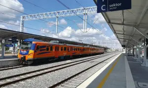 Pociąg Łódź Kaliska - Kołobrzeg PKP na peronie. Nowoczesna stacja, słoneczny dzień.