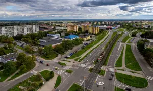 Widok z lotu ptaka na ruchliwe skrzyżowanie w Gdańsku Chełmie, z tramwajem i samochodami.