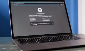 Laptop z otwartym oknem przeglądarki Chrome w trybie incognito. Informuje o prywatności przeglądania.