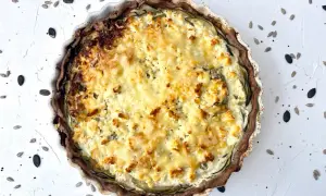 Herzhaftes Zucchiniquiche-Rezept mit Käse und Kräutern, goldbraun gebacken. Perfekt für ein leichtes Mittagessen.