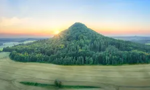 Zachód słońca nad lasem i polami w okolicach Lubania. Piękna trasa widokowa.