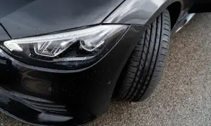 Czarny samochód z nowymi oponami. Czy lepsze opony na przód czy tył? Woda na karoserii i reflektorze LED.