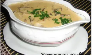 Kremowy sos grzybowy, najprostszy sos do klusek śląskich, w sosjerce ozdobionej natką pietruszki.