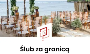 Uroczysta ceremonia ślubu cywilnego za granicą na plaży. Drewniane krzesła ozdobione wstążkami, łuk weselny z kwiatami, morze w tle.