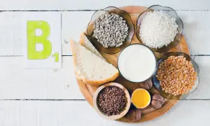 Produkty bogate w witaminę B1: ryż, kasza gryczana, orzechy, nasiona słonecznika, groch, chleb, mleko i jajko.