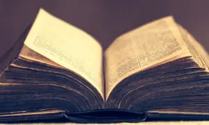 Stare, otwarte księgi, jakby zawierały streszczenie "Pieśni nad pieśniami", szepczą historie wieków.
