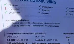 Besiktningsprotokoll visar brister på tätning spindelled vid kontrollbesiktning.