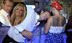 Doda i Majdan na ślubie. Ona w sukience w gwiazdki, on z drinkiem, zamyślony.