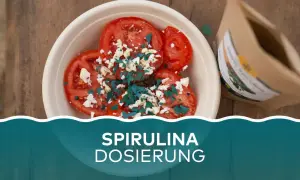 Tomaten mit Feta und grünen Spirulinapulver-Flocken. Was ist Spirulina? Ein Superfood, das man so dosieren kann.