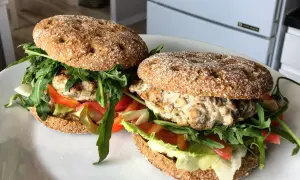 Ile kcal ma burger? Zaskakujące różnice w kaloryczności burgerów
