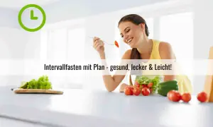Lächelnde Frau genießt gesunde Mahlzeit. Ein grüner Kreis mit einem "L" symbolisiert den **Intervallfasten Tagesplan** für ein leichtes Leben.