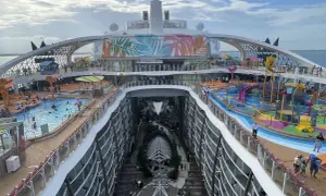 Das größte Schiff der Welt mit Pools, Wasserrutschen und einer grünen Oase im Inneren.