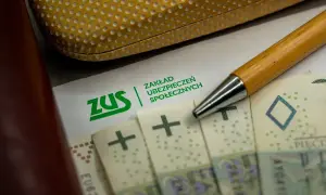 ZUS i pieniądze. Dowiedz się, skąd wziąć wniosek o świadczenie wspierające, aby uzyskać pomoc finansową.