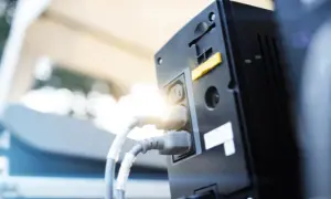 UPS elektryka co to jest i jak chroni Twoje urządzenia przed awarią