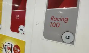 Tabliczki z oznaczeniami paliw: 95 E10, Racing 100 E5.