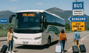 Autobus do Mediolanu i drogowskaz na Bergamo. Turyści z walizkami czekają na transport.